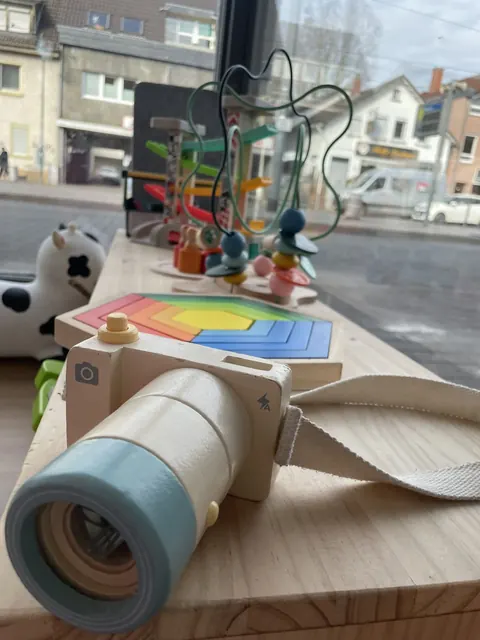 Kinderbereich im Café mit Spielsachen und kindgerechten Möbeln