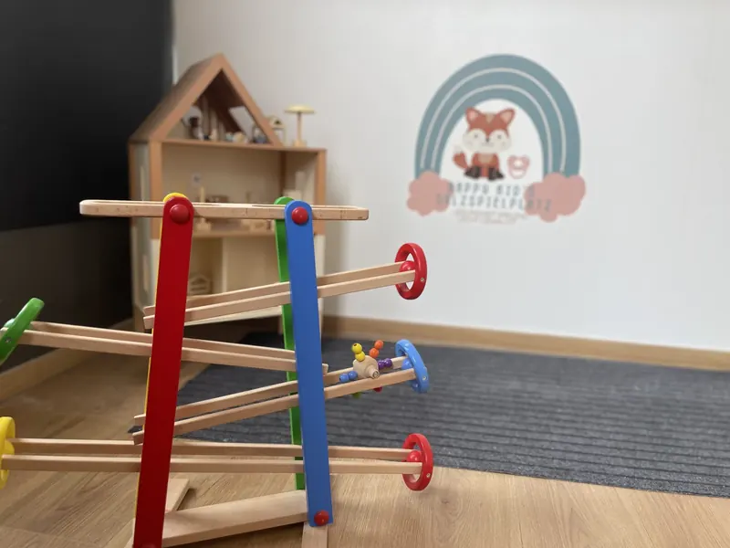 Der Spielbereich im Happy Kids Café mit Spielküche, Sitzecke und Spielzeug