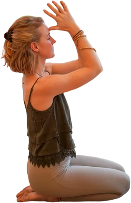 Lisa Gaisreiter von OMPATHY in einer Yogahaltung