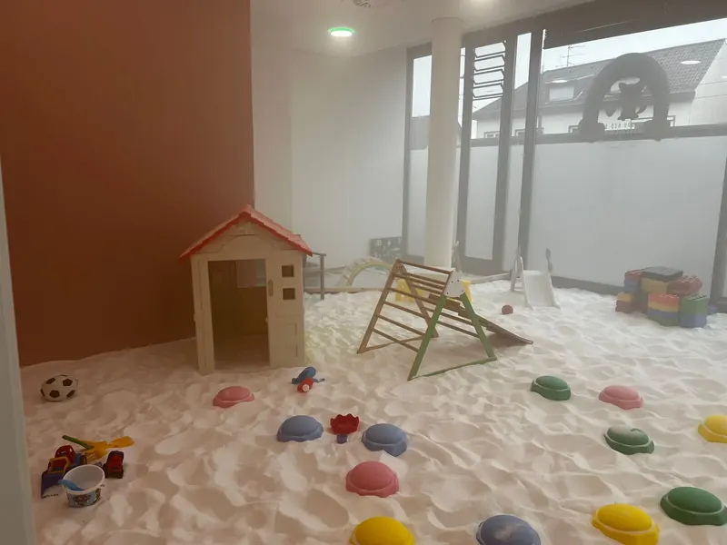 Der Salzspielplatz mit Spielhaus, Rutsche und einer dicken Schicht feinem weißen Salz auf dem Boden